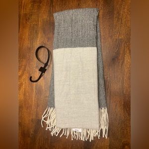 Liz Claiborne women’s scarf/wrap